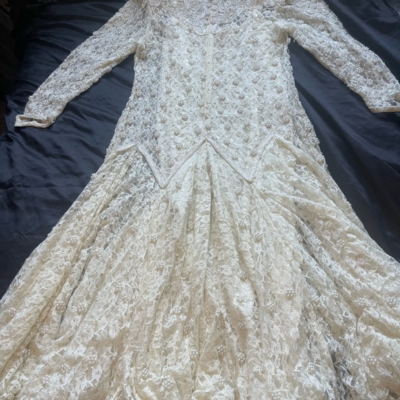 STUNNING Antique white lace and pearl wedding gown. - Picture 5 of 7